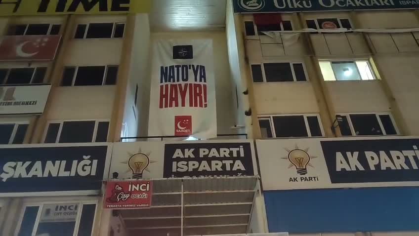 Saadet Partisi’nden AK Parti tabelası üzerine “NATO’ya hayır” pankartı