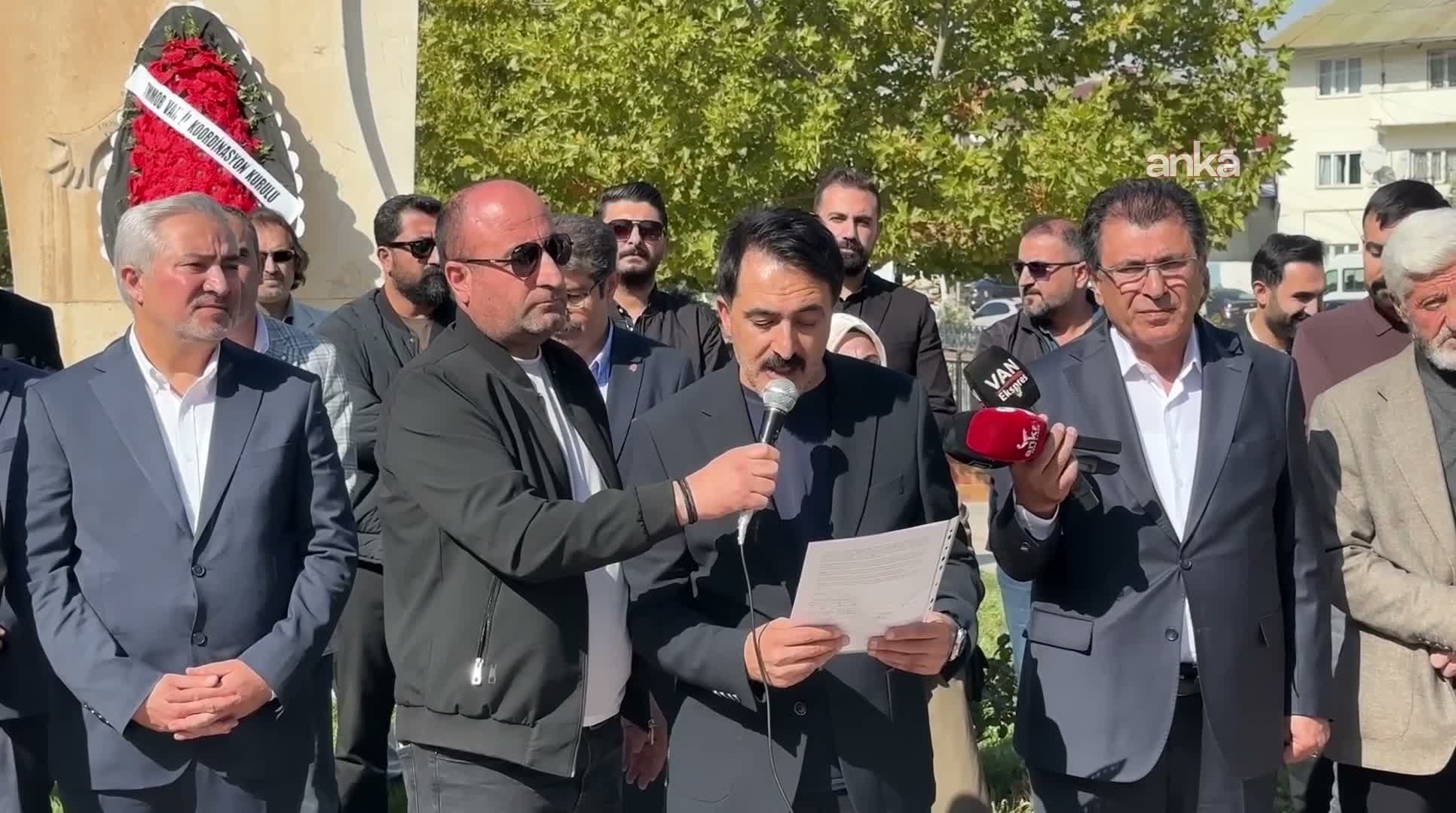 Van depreminin 15. yılında hayatını kaybedenler anıldı