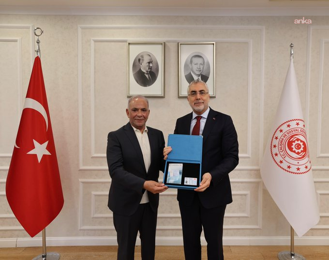 Bakan Işıkhan, iş insanı Baqir Ali Sheikh'e Turkuaz Kart verdi
