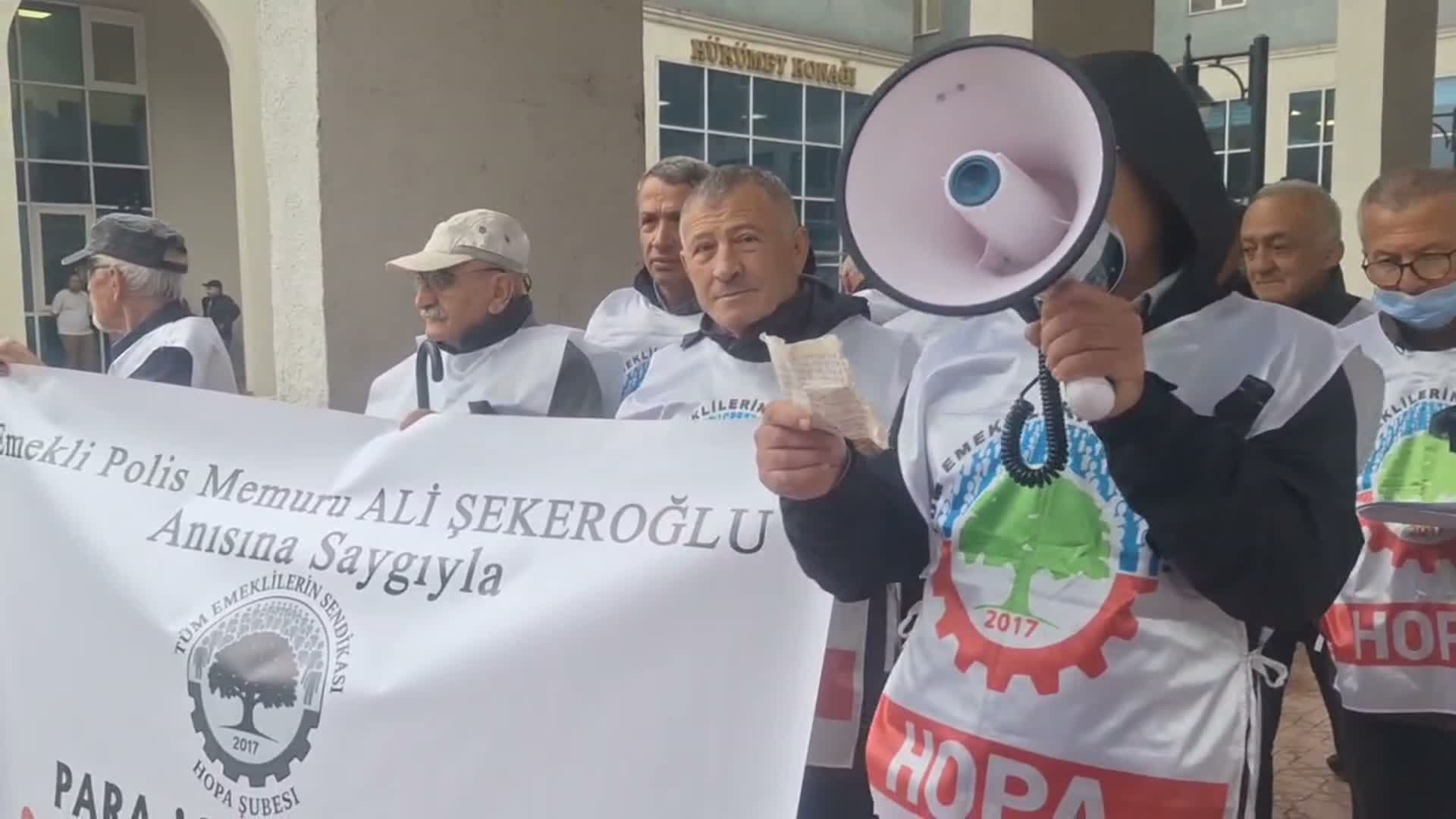 Hopa’da emeklilerden geçim ve onur vurgusu: “Artık daha fazla yoksullaşıyoruz, daha fazla ölüyoruz”