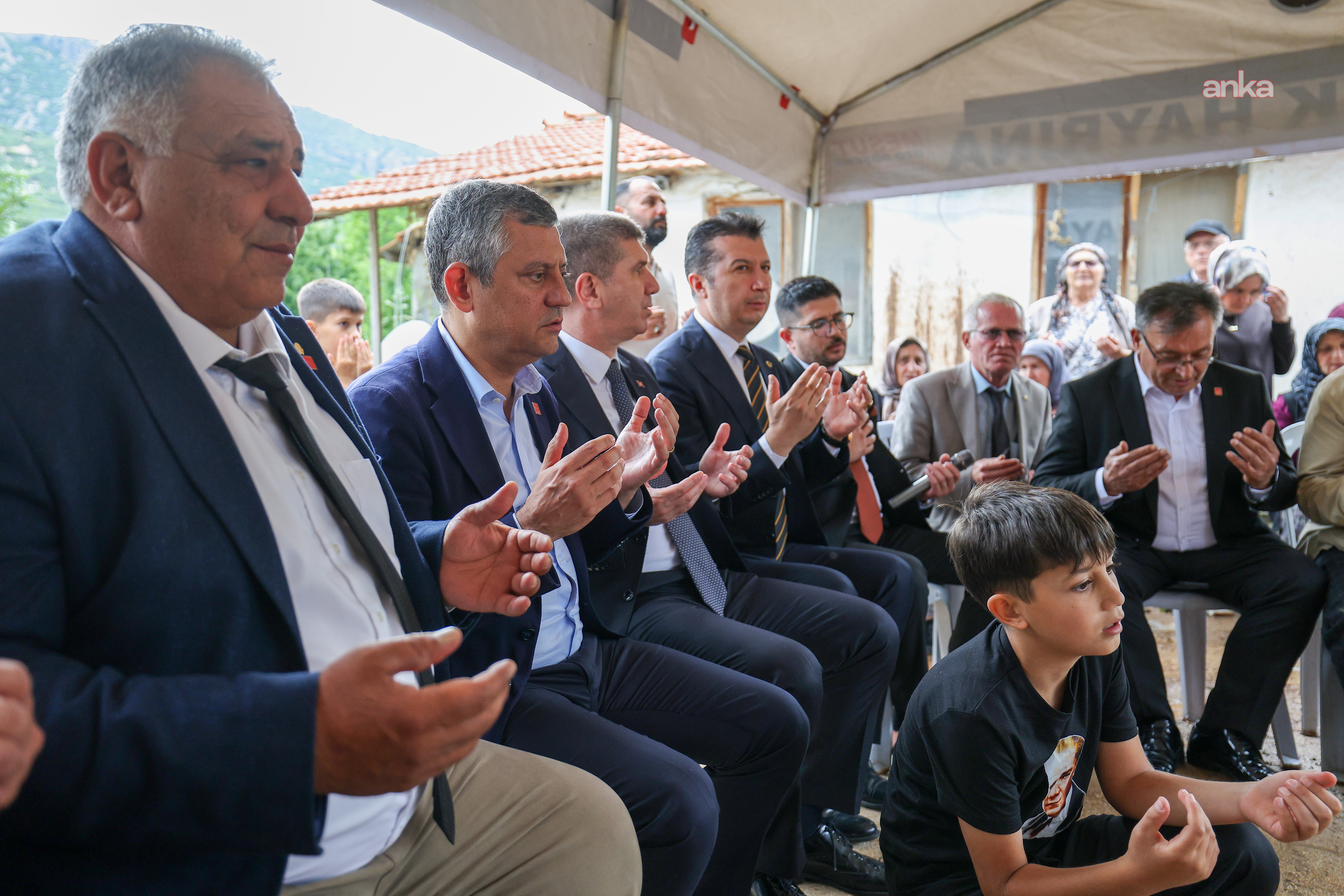 Özgür Özel’den CHP’li Girişen ve Tekin ailelerine taziye ziyareti