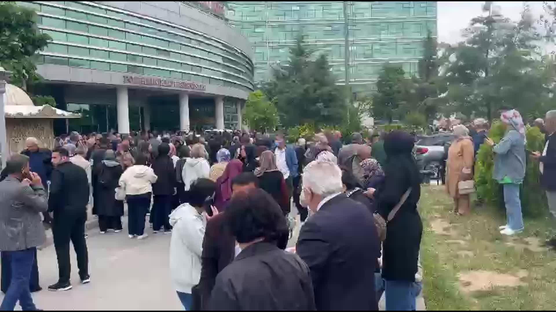 Malatya’da deprem paniği: Vatandaşlar sokaklara döküldü, Eğitim ve Araştırma Hastanesi’ndeki hastalar bina önüne çıktı