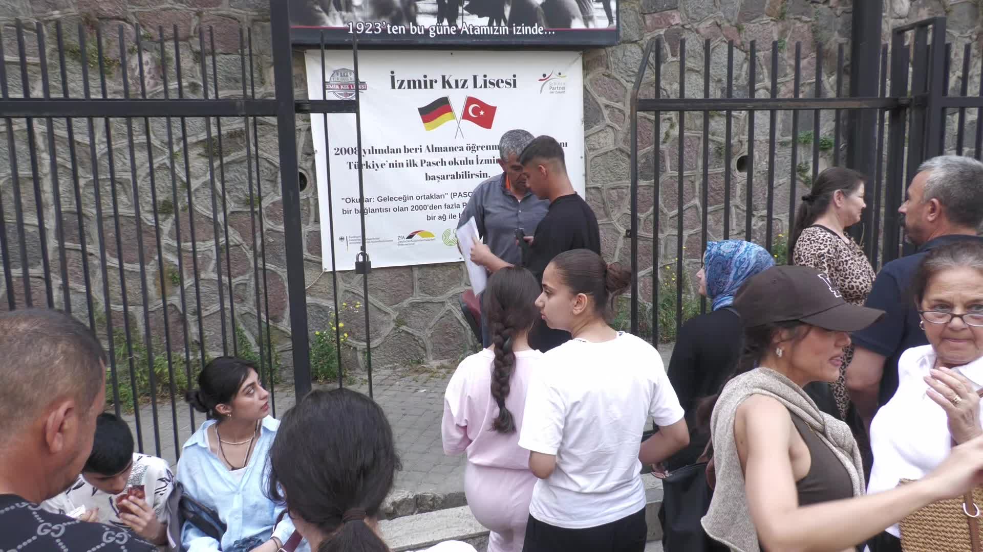 LGS heyecanı okul kapılarına taştı: Velilerden sistem eleştirisi