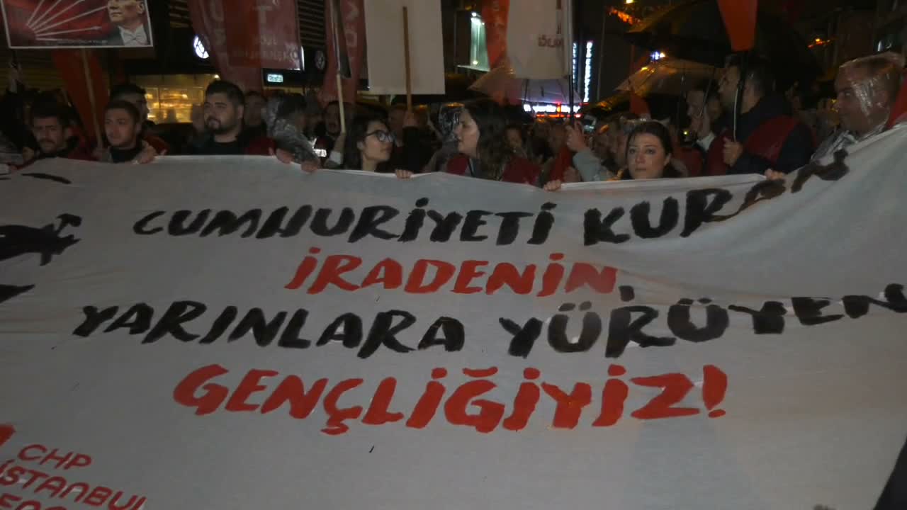CHP İstanbul İl Başkanı Yüksel: "İstanbul'un en yoksul ilçesinde bu yoğun yağış ortamında binlerce kişiyle birlikte yürüyerek Arnavutköylülerle kucaklaşmıştır"