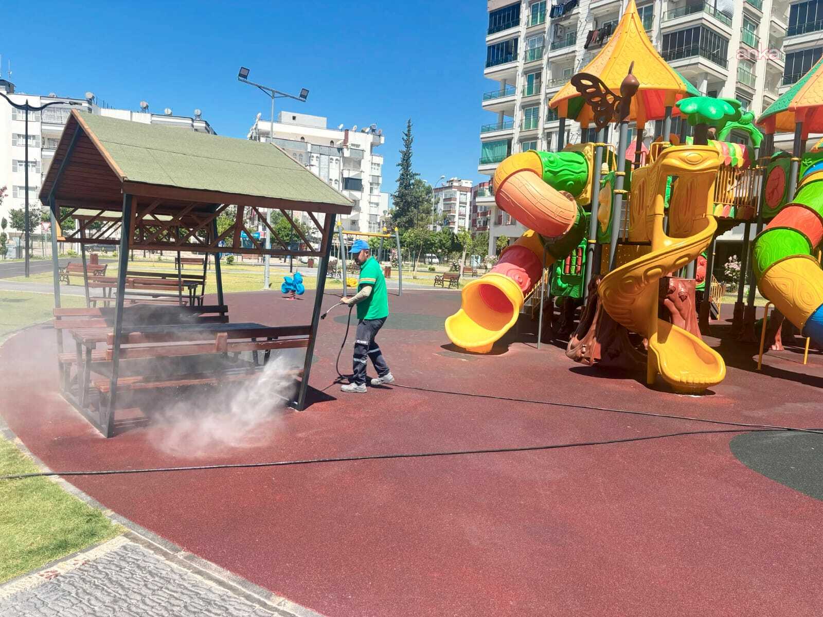 Ceyhan Belediyesi'nden meydan ve parklarda kapsamlı temizlik çalışması