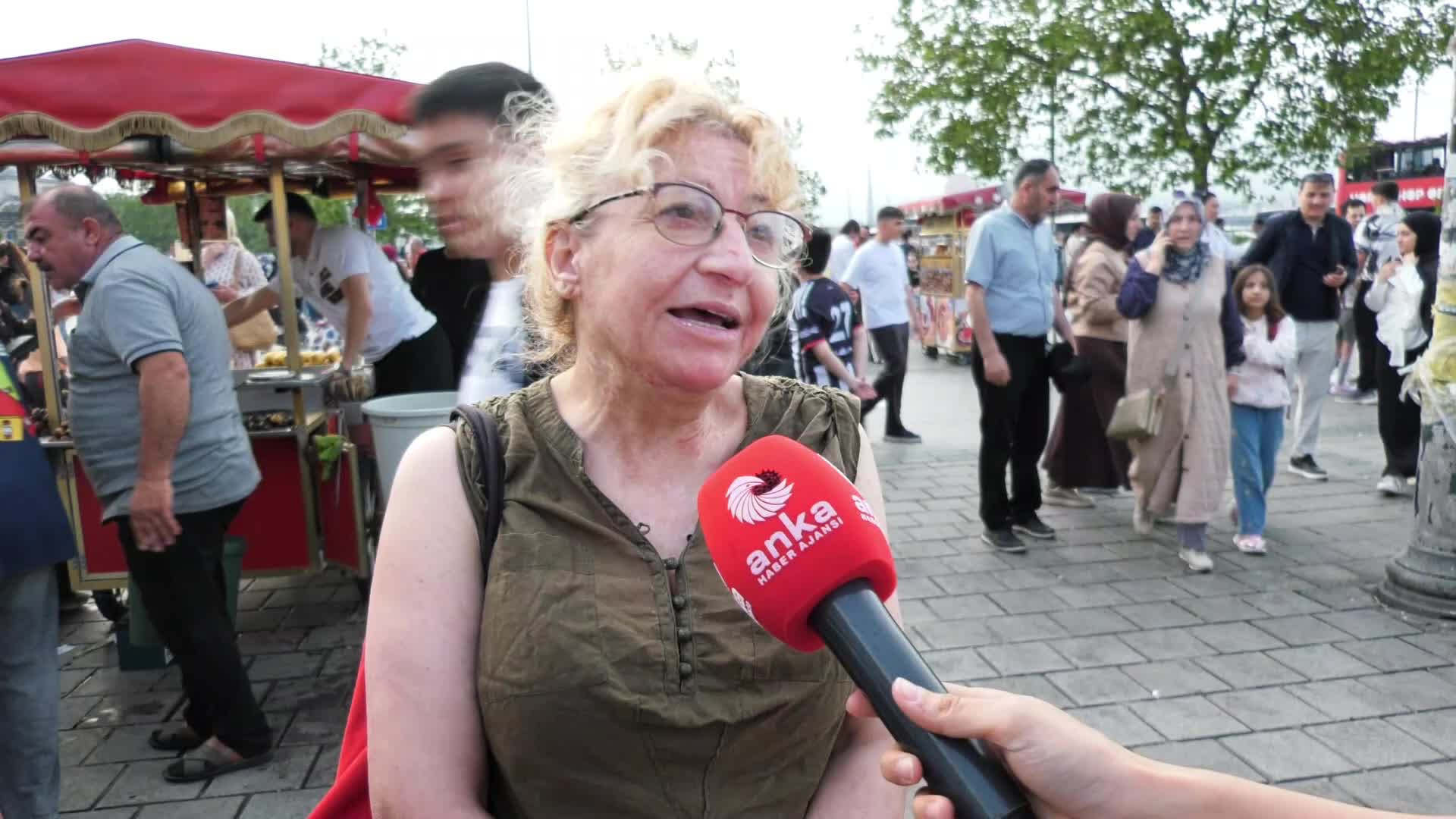 Eminönü doldu taştı ama krizin gölgesinde bayram hüzünlü geçiyor: "Çikolata dahi alamadım... Adı bayram. Bayram diye bir şey kalmadı. Sadece ekonomik değil, psikolojik de yıkık insanlar"
