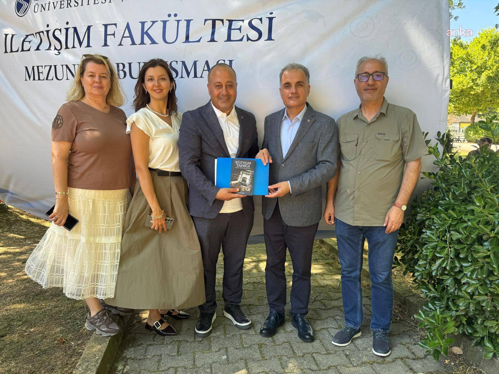 Sakarya Üniversitesi’nden tezini kitaplaştıran gazeteci Atakan Çelik’e teşekkür belgesi