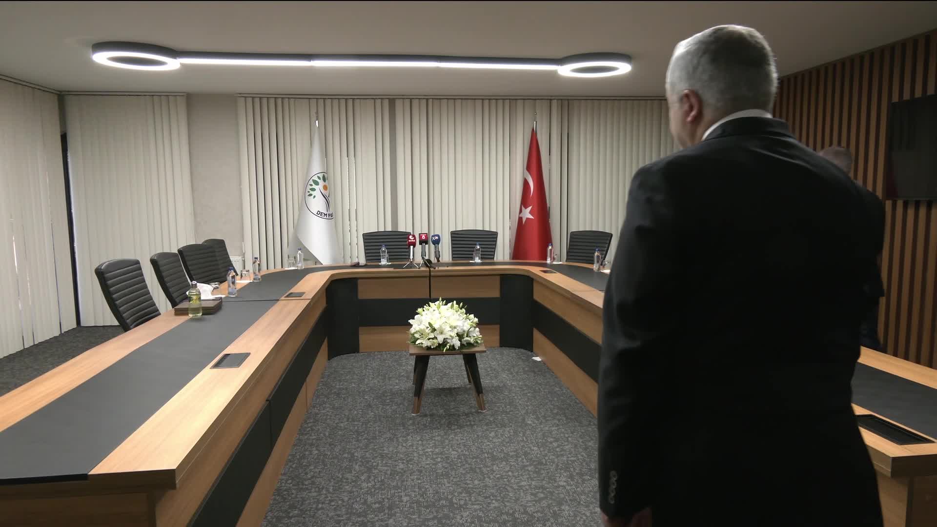 Siyasi partiler arası bayramlaşma... MHP heyeti, DEM Parti'yi ziyaret etti