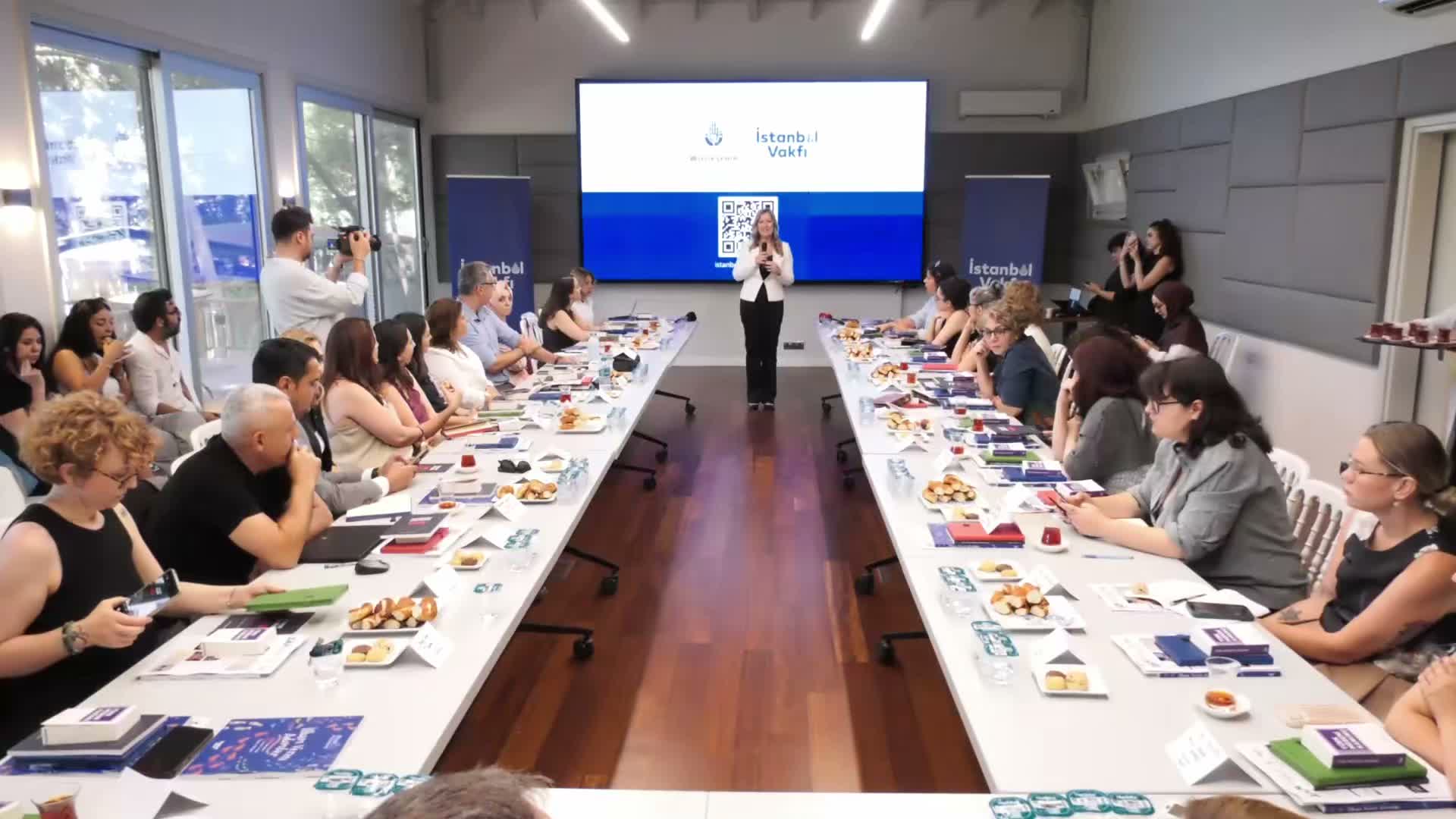 'Üniversiteli Genç Kadınların Sesinden İstanbul' araştırmasının sonuçları açıklandı: Katılımcıların önemli bir bölümü, gideceği yere göre kıyafet seçiyor, gece dışarı çıkarken ek önlemler alıyor