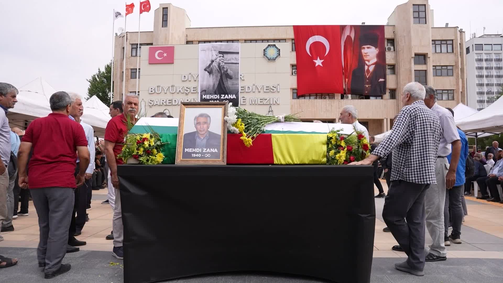 Eski Diyarbakır Belediye Başkanı Zana son yolculuğuna uğurlandı