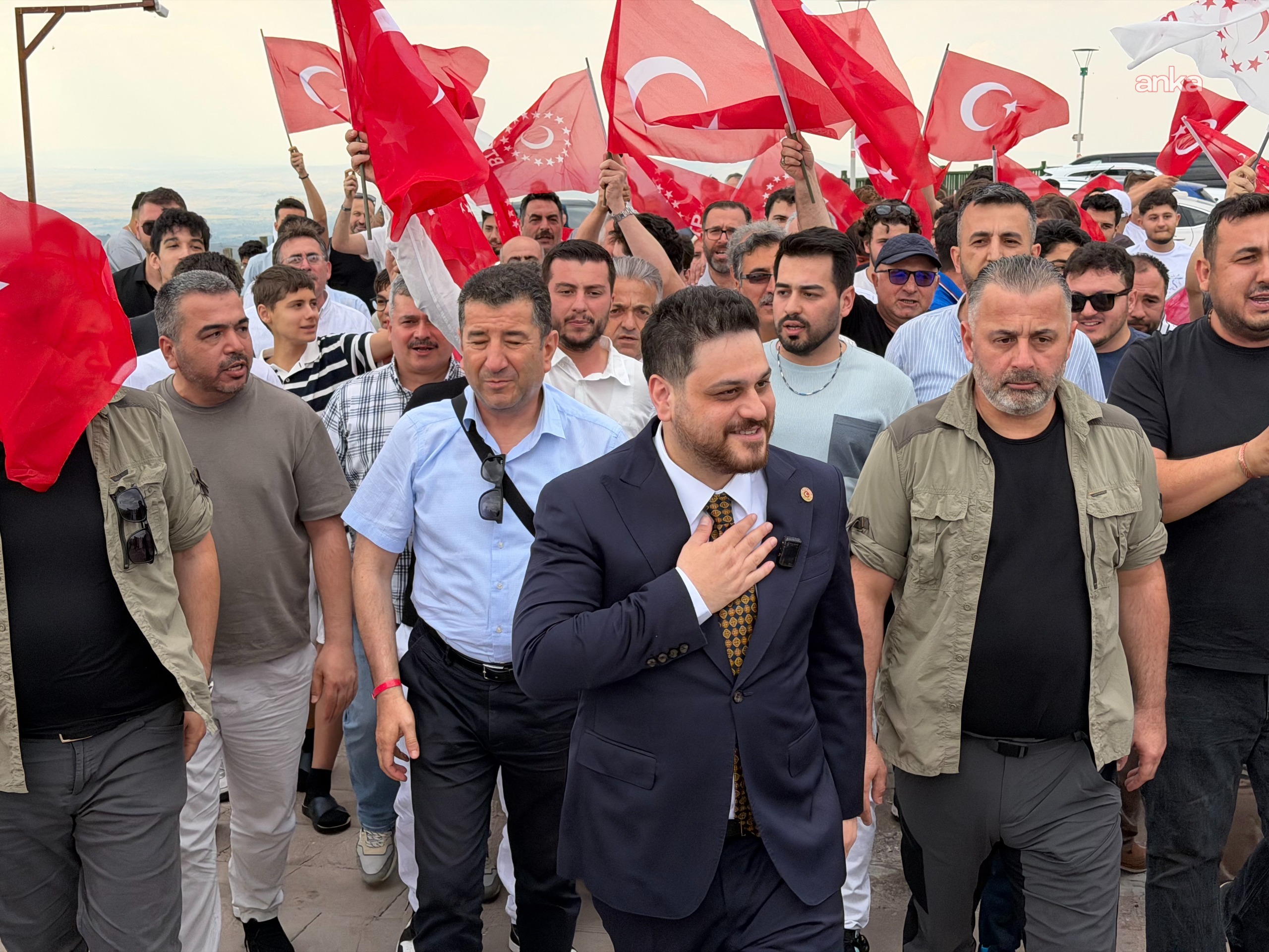 BTP Genel Başkanı Baş, partili gençlerle Kocatepe'yi ziyaret etti