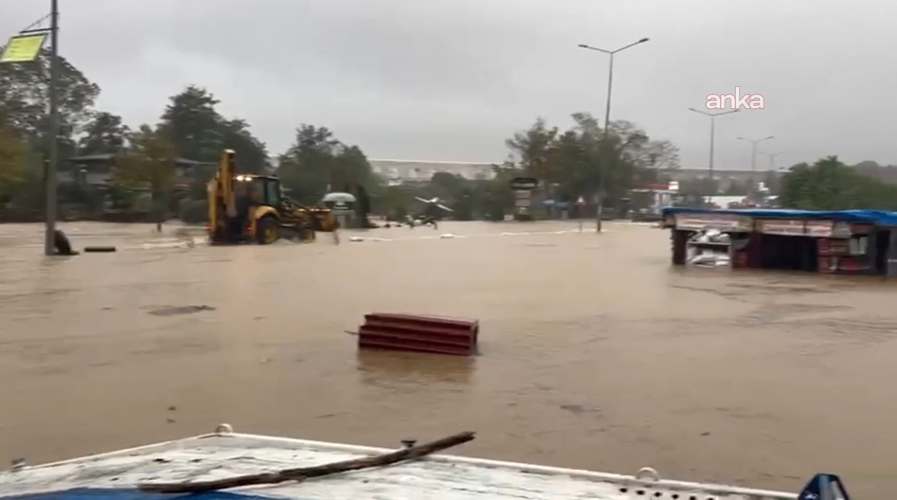 Şiddetli yağış ve fırtına... İstanbul Valiliği: AFAD İstanbul Bölge Müdürlüğü’nde kriz masası oluşturulmuştur