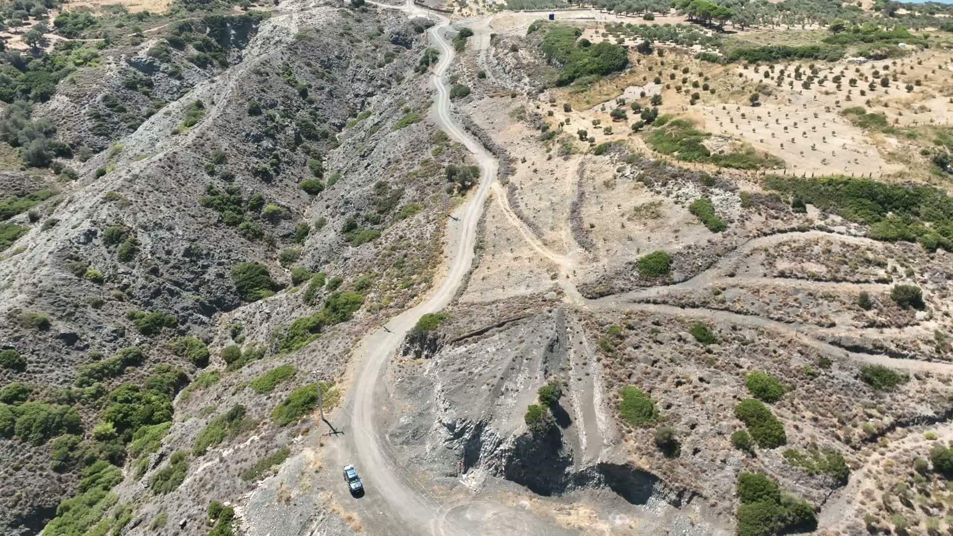 Karaburunlular üç yıldır bozuk olan yolun yapılmasını bekliyor: “Batının göbeğinde yolumuz yok”