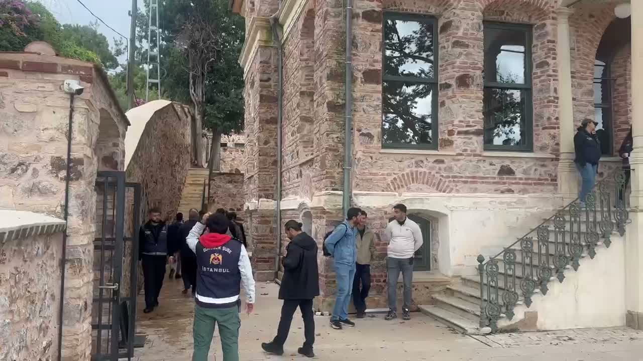CHP'li 3 üye polisin güvenlik önlemi altında binadan ayrıldı