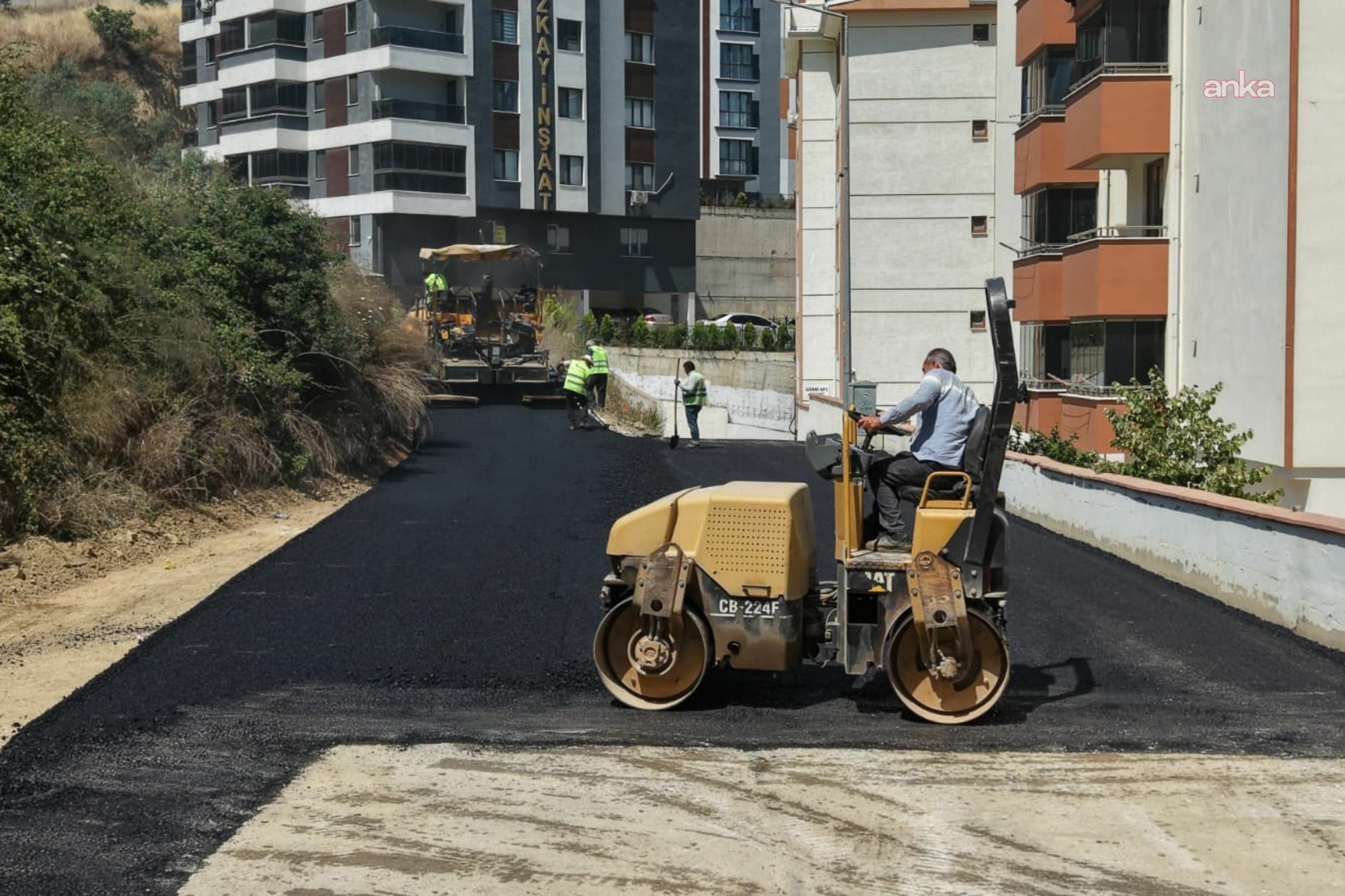 Gemlik Belediye Başkanı Deviren, Hisar Mahallesi'nde asfalt serim çalışmalarını inceledi