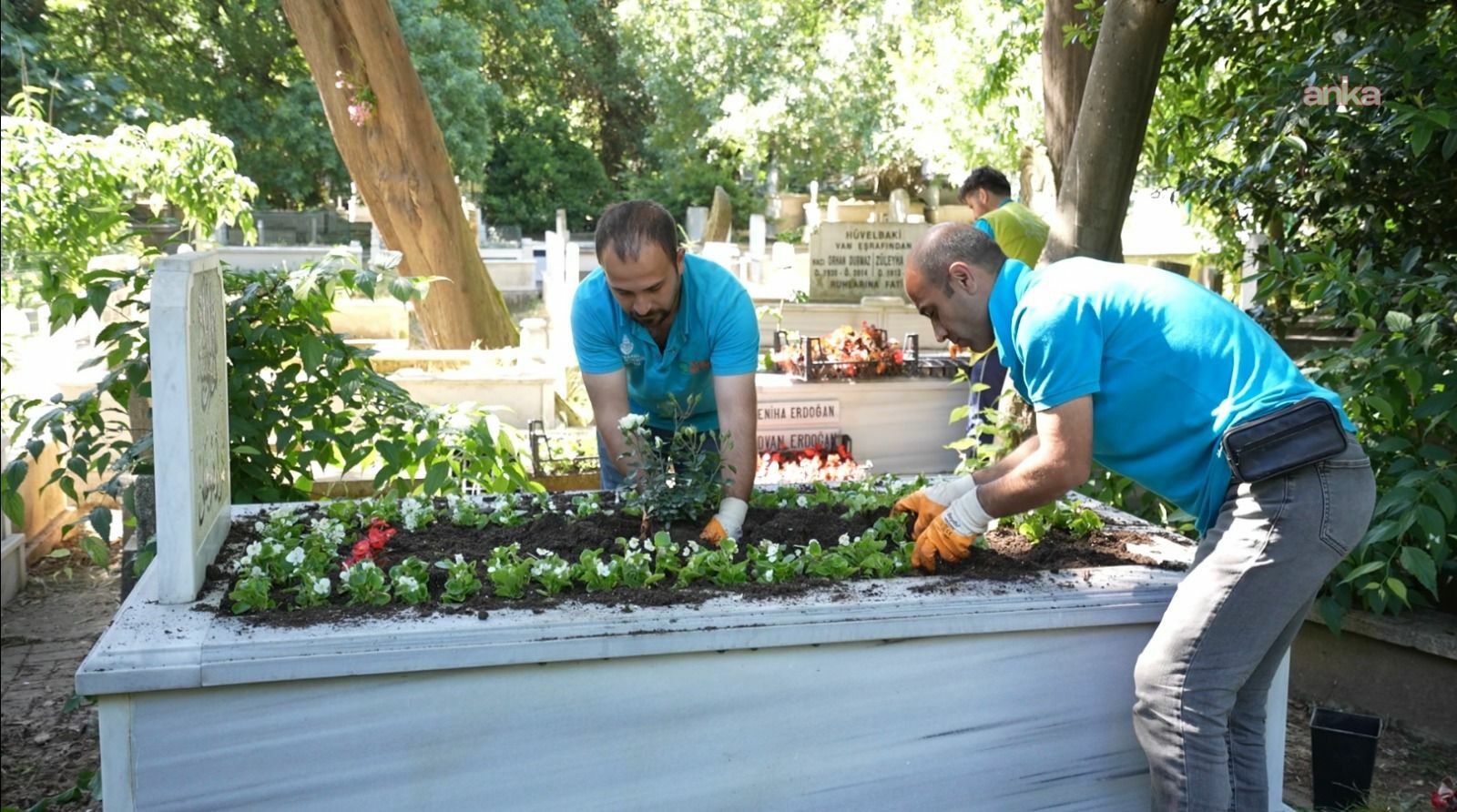 Zincirlikuyu ve Karacaahmet mezarlıklarında bayram hazırlığı