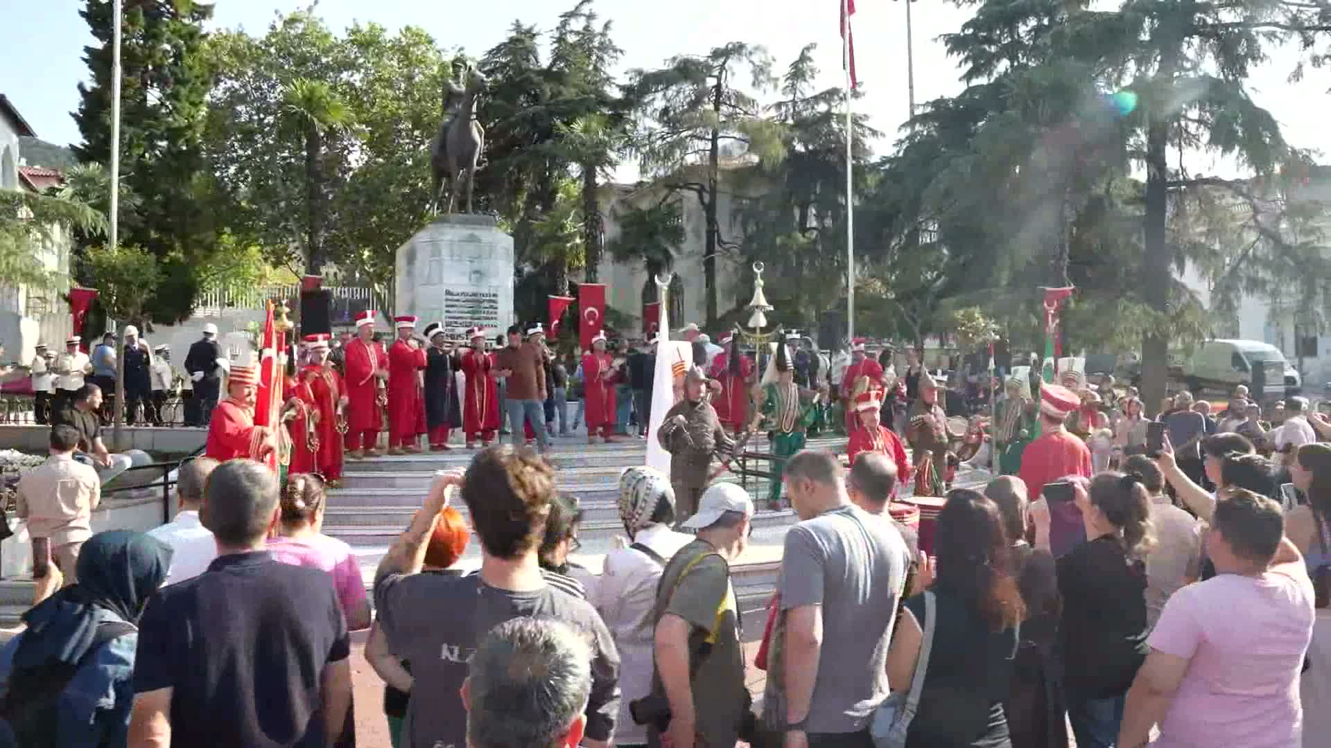 Bursa’da Uluslararası Altın Karagöz Halk Dansları Yarışması başladı