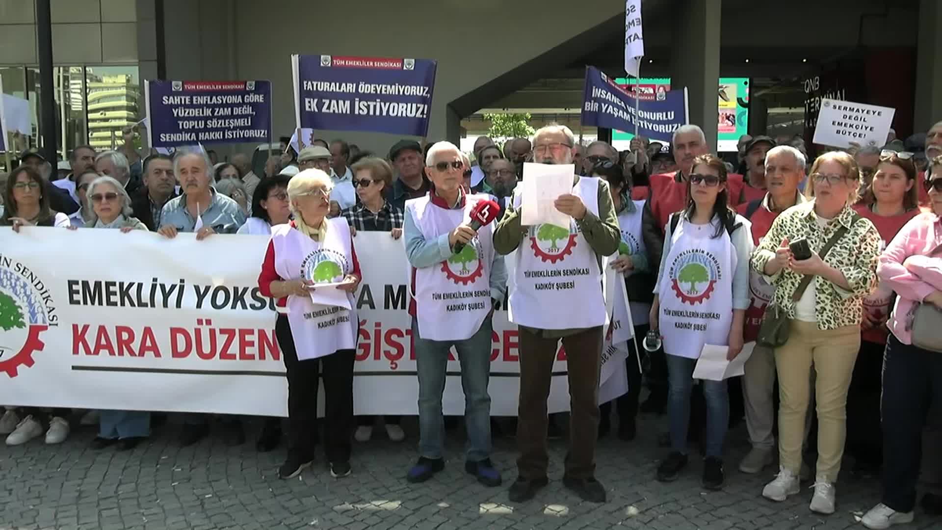 Emekliler Kadıköy'den seslendi: Aylıklara derhal 20 bin lira seyyanen zam yapılmalı, ikramiye asgari ücret düzeyine çıkarılmalıdır
