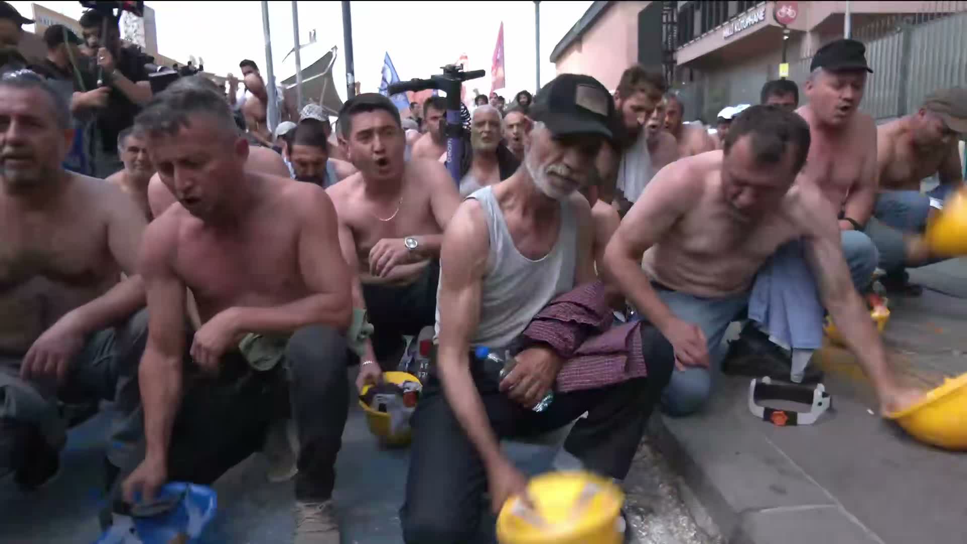 Haklarını talep eden madencilerden Enerji ve Tabii Kaynaklar Bakanlığı önünde eylem