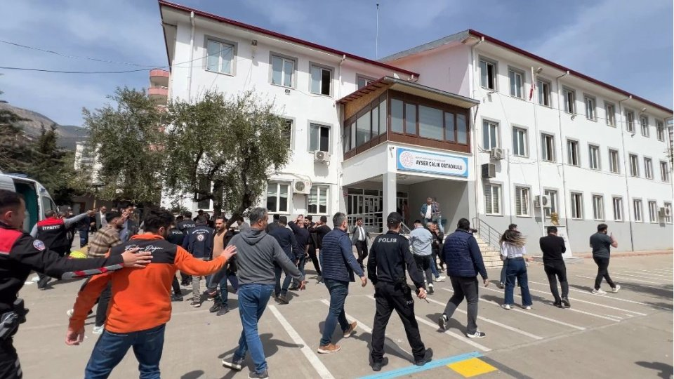 Türkiye’deki okul saldırıları ve gençlerin yaşadığı kaygı dünya medyasında