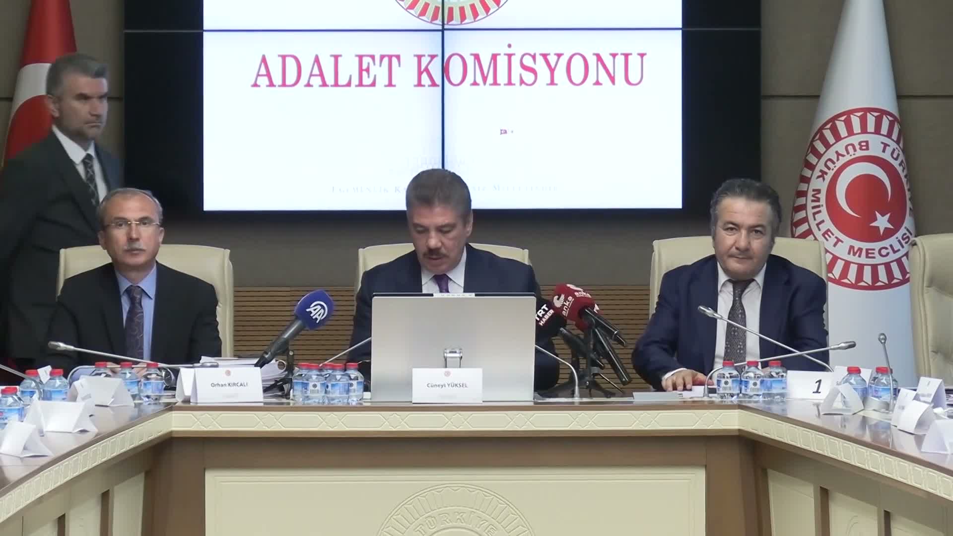 TBMM Adalet Komisyonu'nda Çocuk Koruma Kanunu teklifi görüşmeleri usul tartışmasıyla başladı