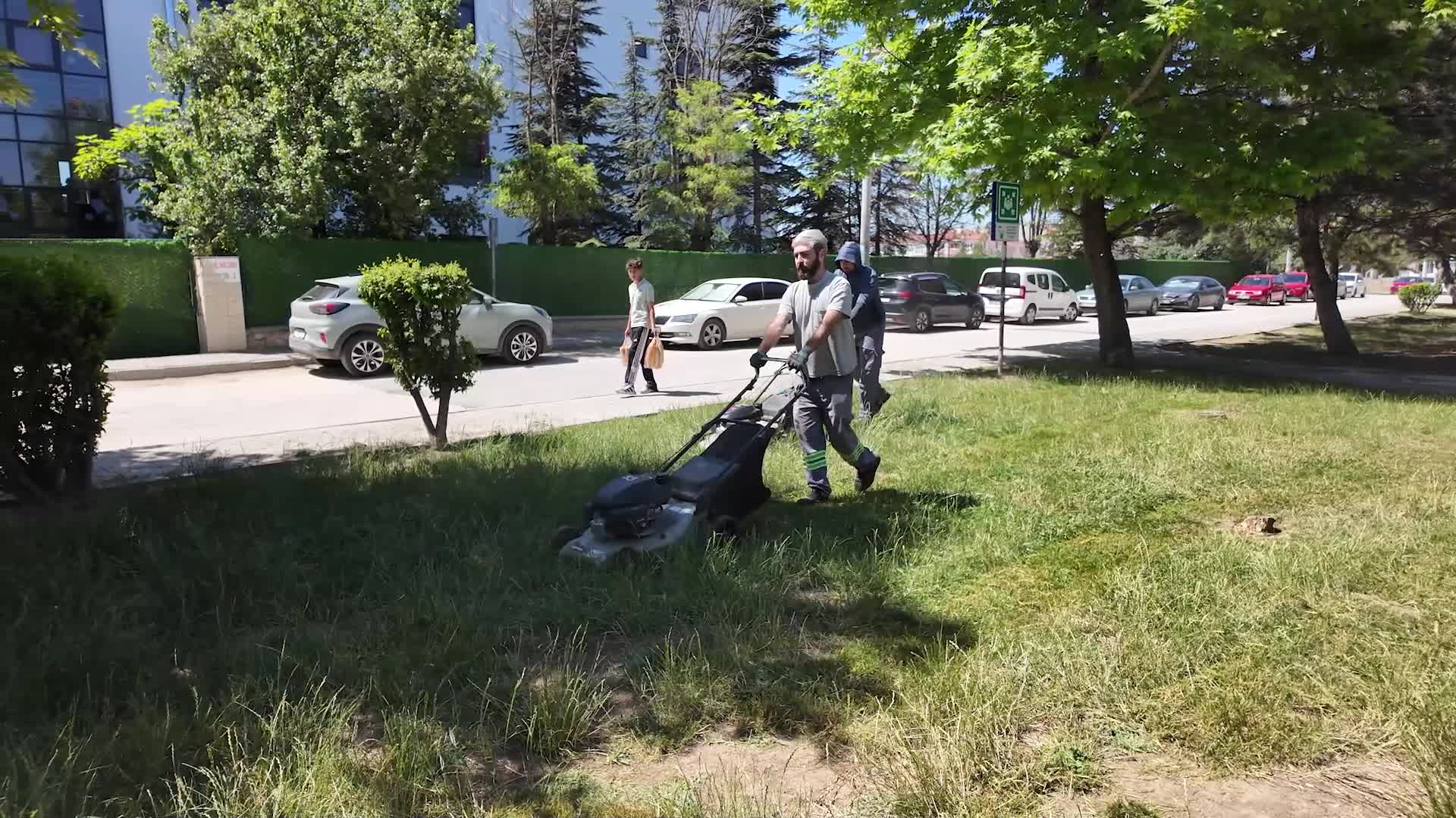 Tepebaşı’nda parklarda çim biçme çalışmaları sürüyor