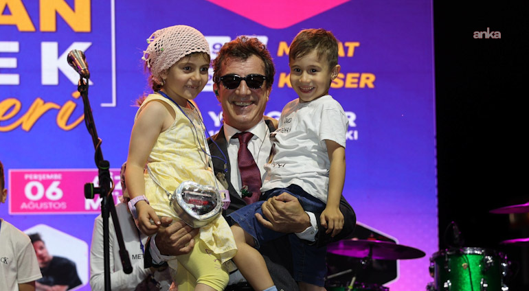 "Ayna" grubu, DMD hastası Metehan için Kütahya'da sahne aldı