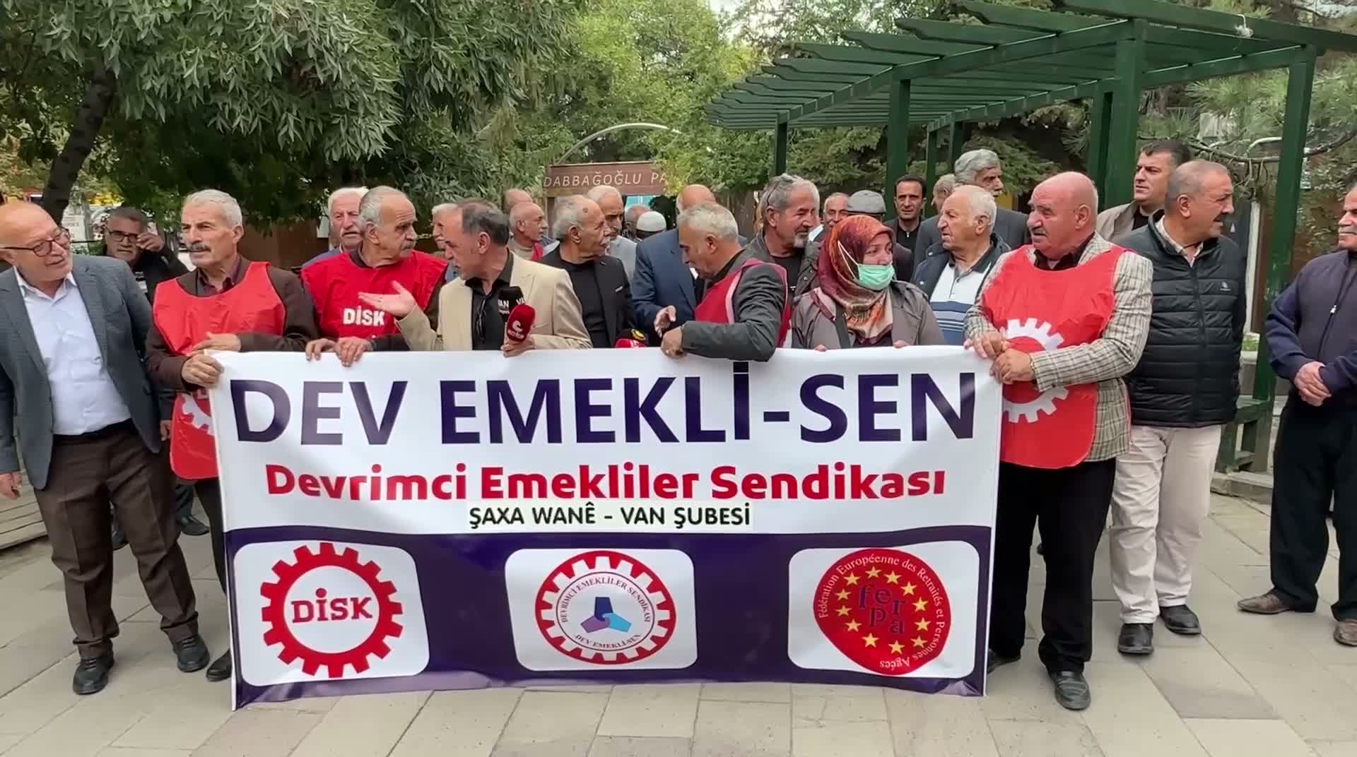 Van’da emekliler geçim sıkıntısına dikkat çekti: "İnsanca yaşamak istiyoruz"