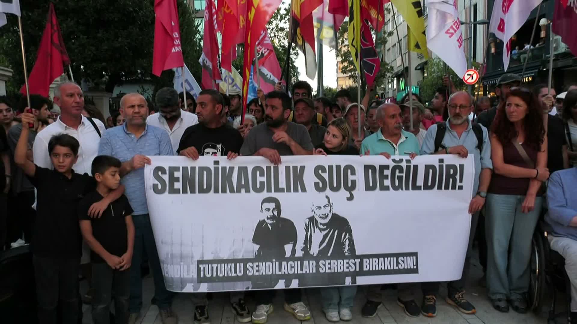 Sendikacı Gökay Çakır ve Başaran Aksu'nun tutuklanması Kadıköy'de protesto edildi