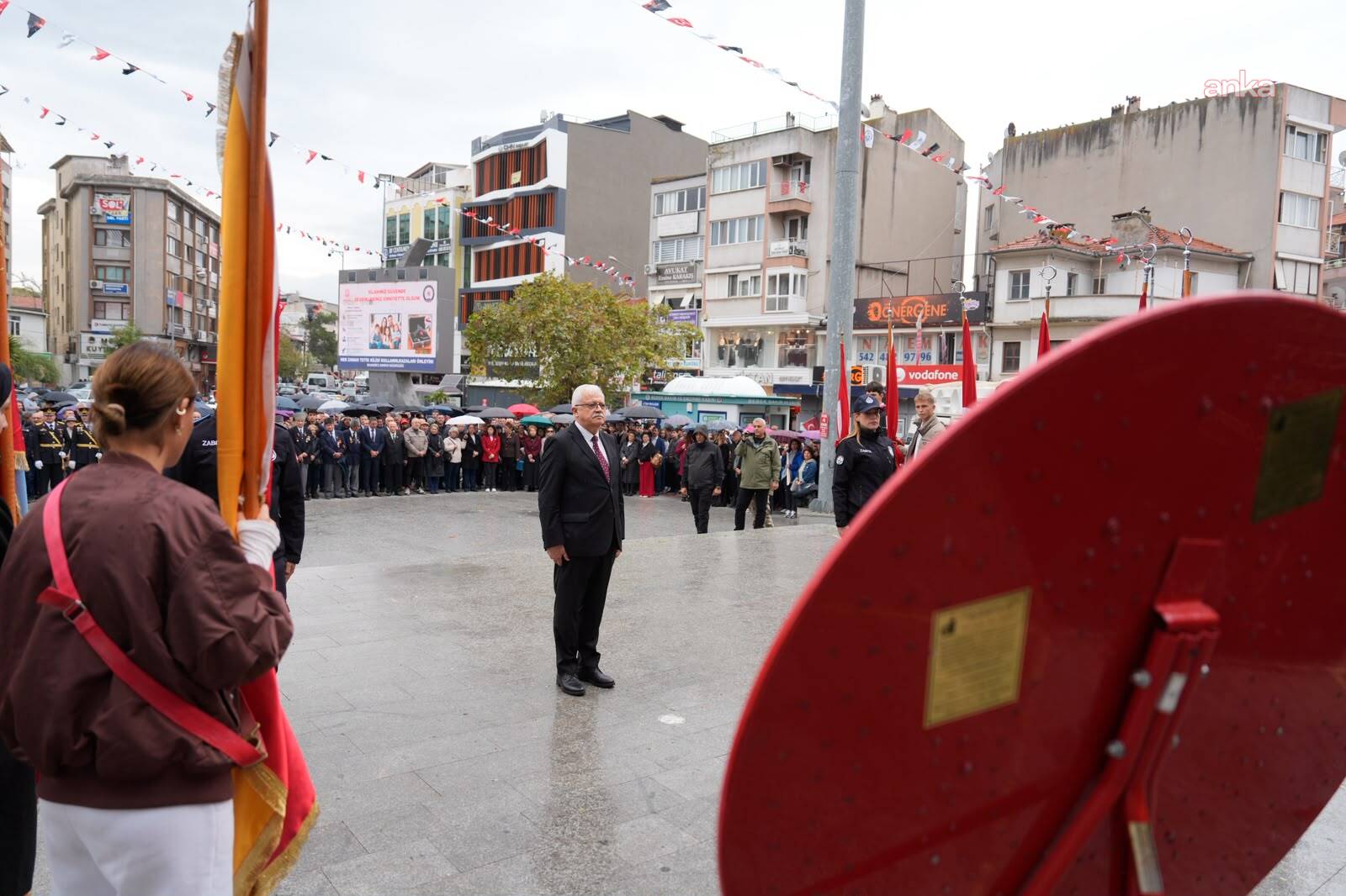 Burhaniye'de Atatürk Anıtı’na çelenk sunuldu