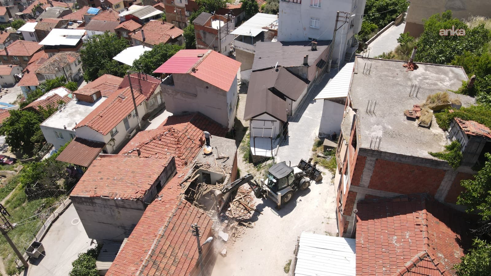 Gemlik’te çifte mesai: Metruk binalar yıkılıyor, yollar yenileniyor