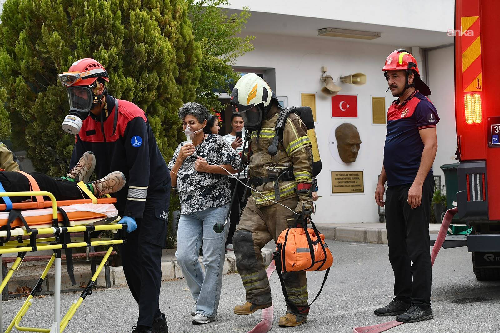 İzmir İtfaiyesi’nden öğrencilere yangın ve kurtarma tatbikatı