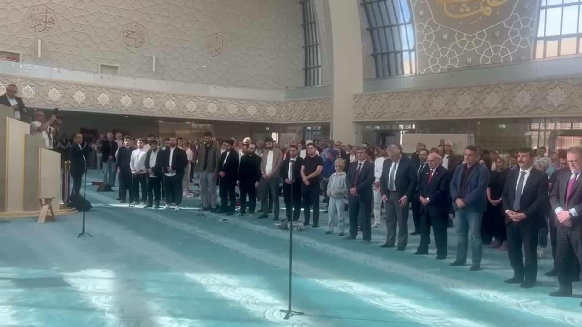 Almanya’da camiler farklı inançlardan ziyaretçilere kapılarını açtı