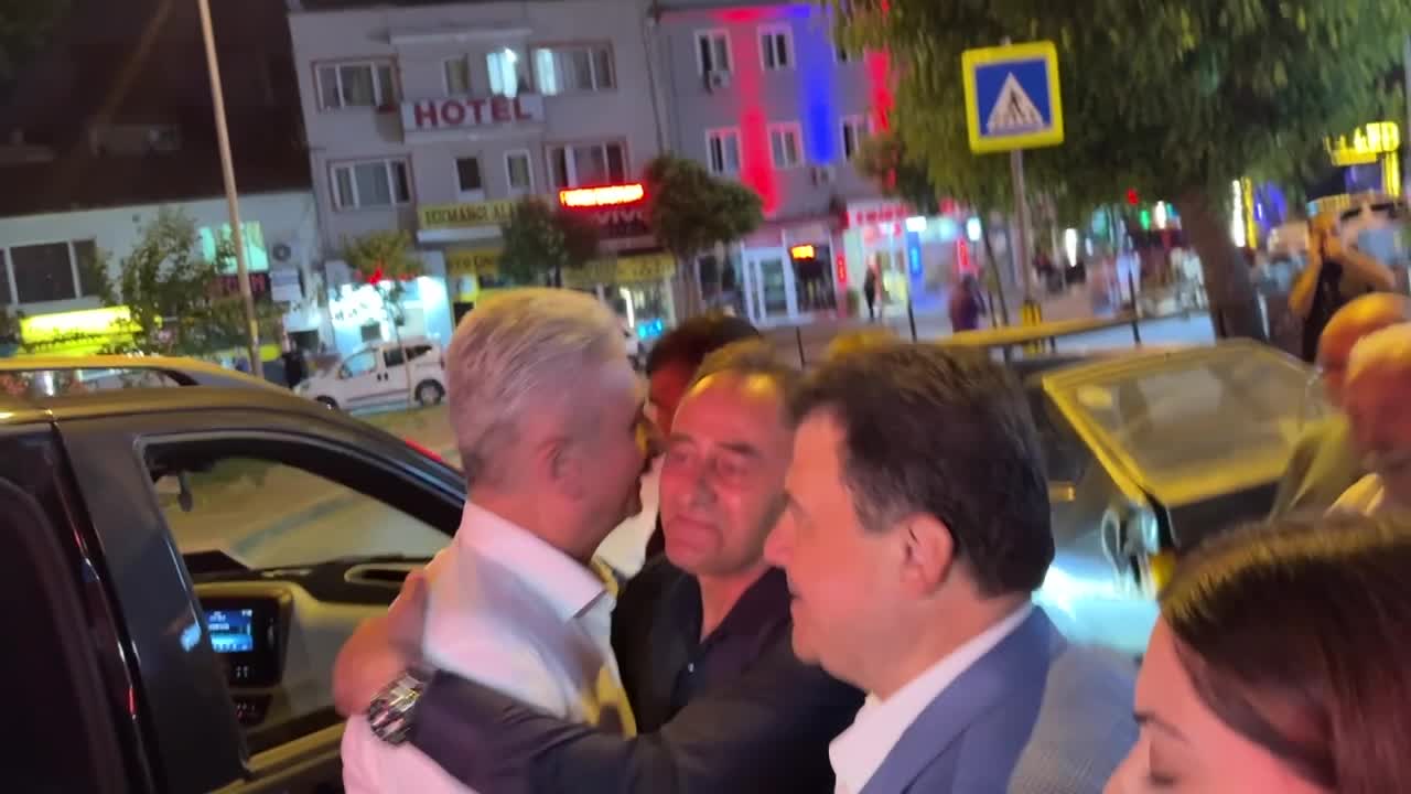 CHP Bursa İl Başkanı Yeşiltaş görevden alınma kağıdını yırttı: Burayı hiç kimseye teslim etmiyoruz