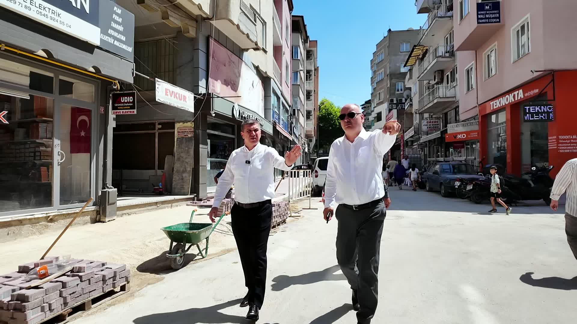 Burdur Belediyesi, Cümbüşlü Caddesi’nde kaldırım ve yol yenileme çalışmalarına başladı