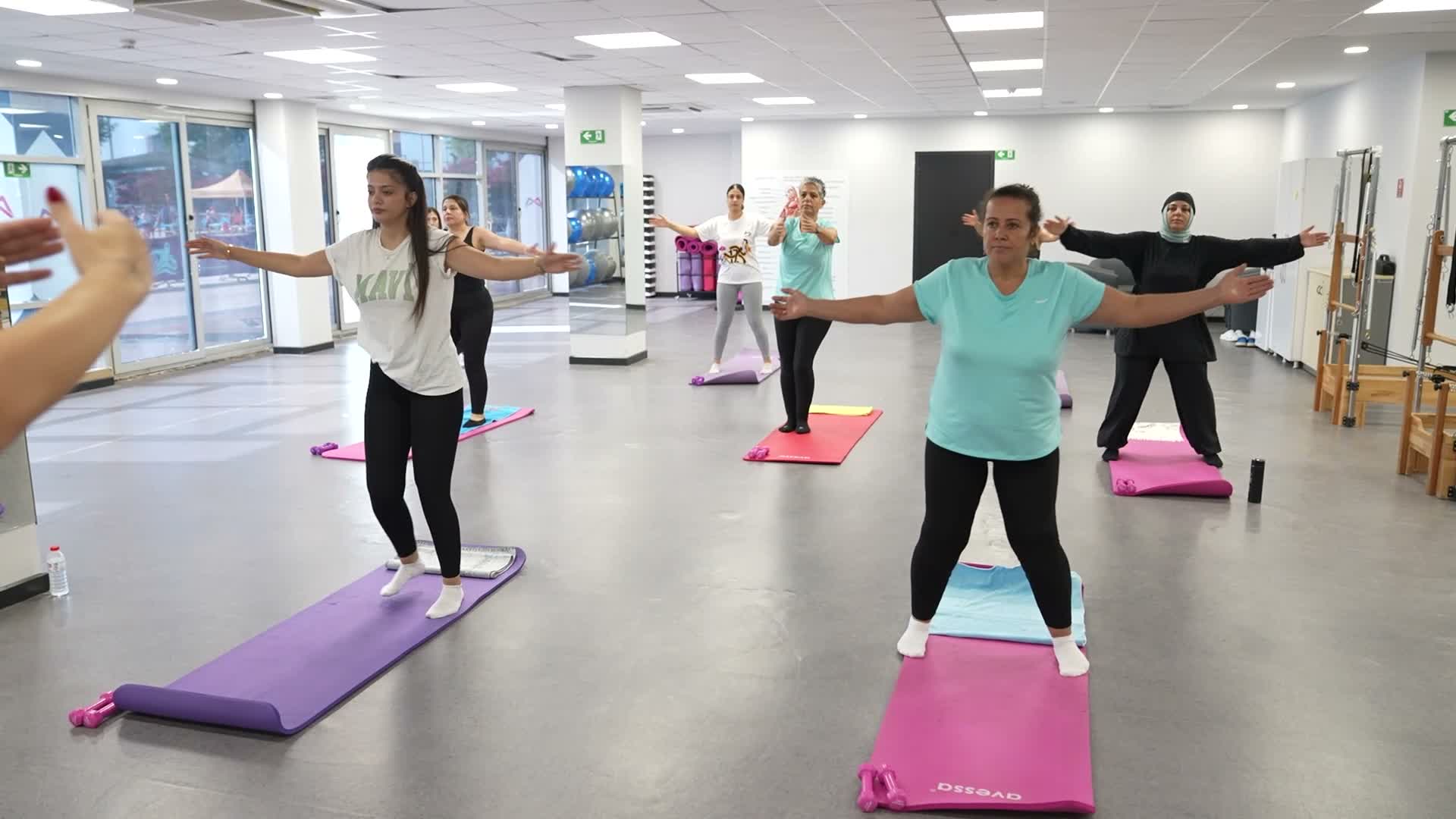 Mersin Büyükşehir Belediyesi'nin ücretsiz pilates kursları kadınların yoğun ilgisiyle sürüyor
