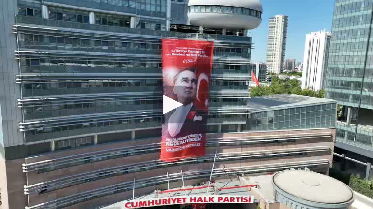 CHP Genel Merkezi’ne 'Ne cumhuriyetinden ne de partinden vazgeçmeyeceğiz' pankartı