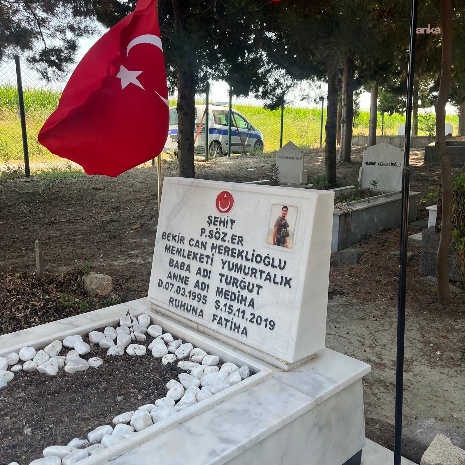 Yumurtalık Belediyesi, şehit mezarlarındaki Türk bayraklarını yeniledi