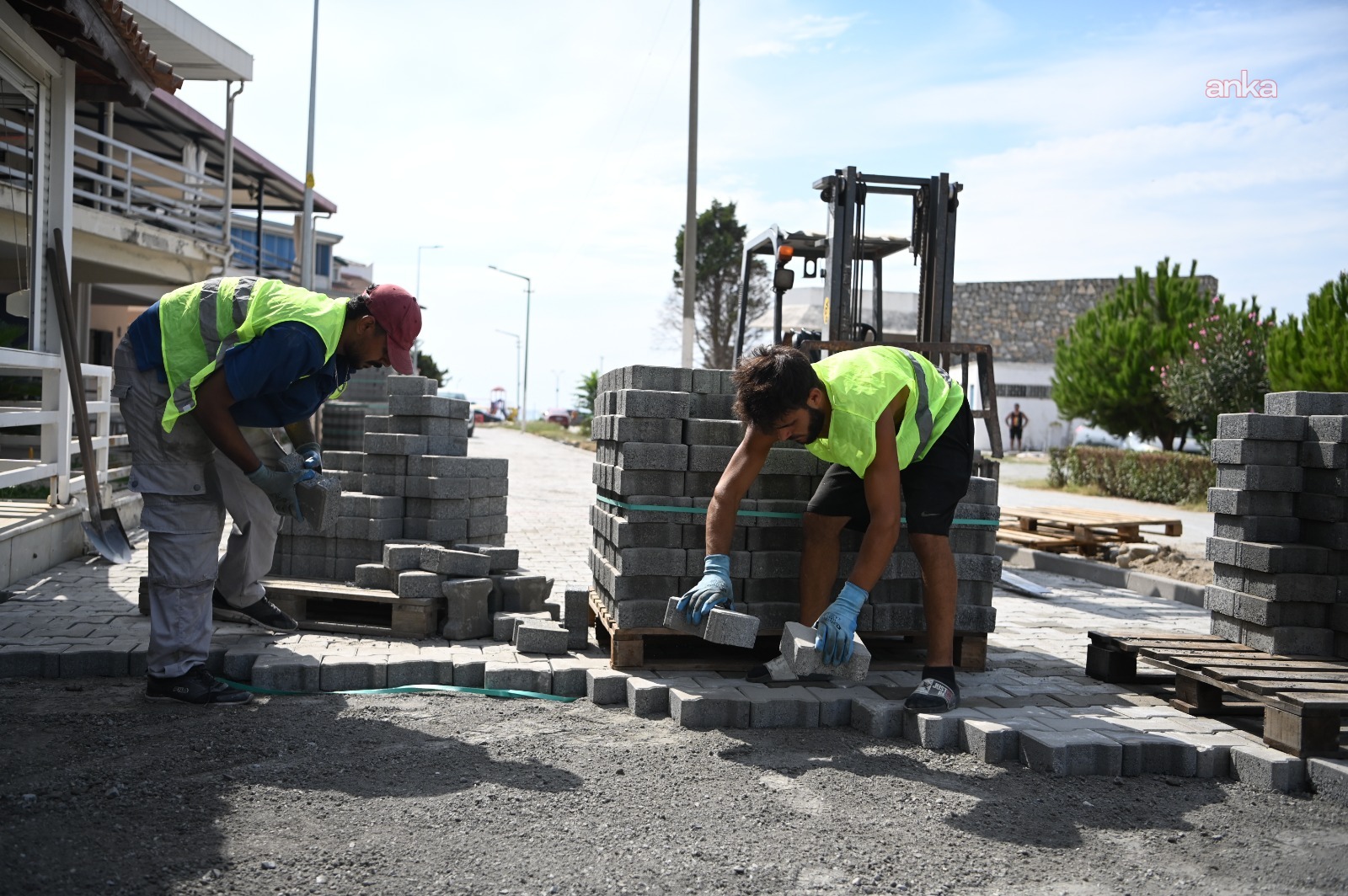 Kuşadası Belediyesi, kent genelinde yol çalışmalarına devam ediyor
