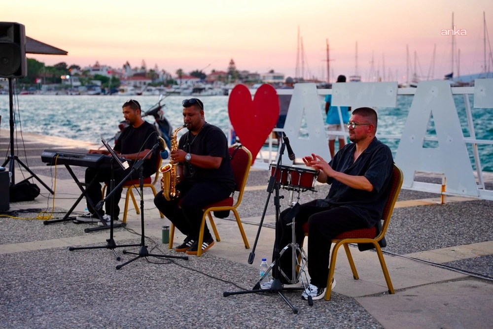 Çeşme'de yenilenen Çiftlikköy Sahili'nde "Gün Batımı Konserleri" başlıyor