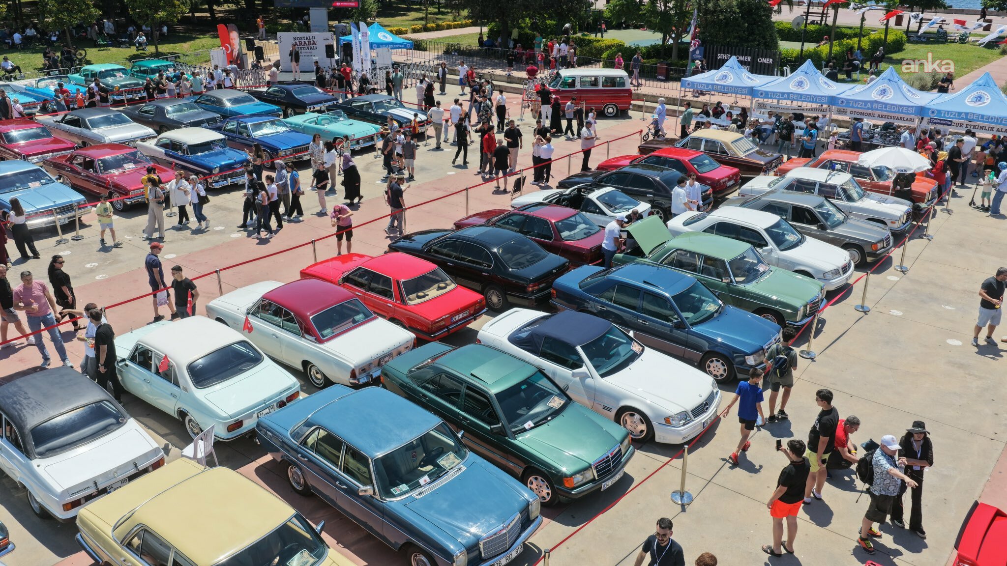 Tuzla’da nostalji rüzgarı: Klasik otomobiller sahilde buluştu