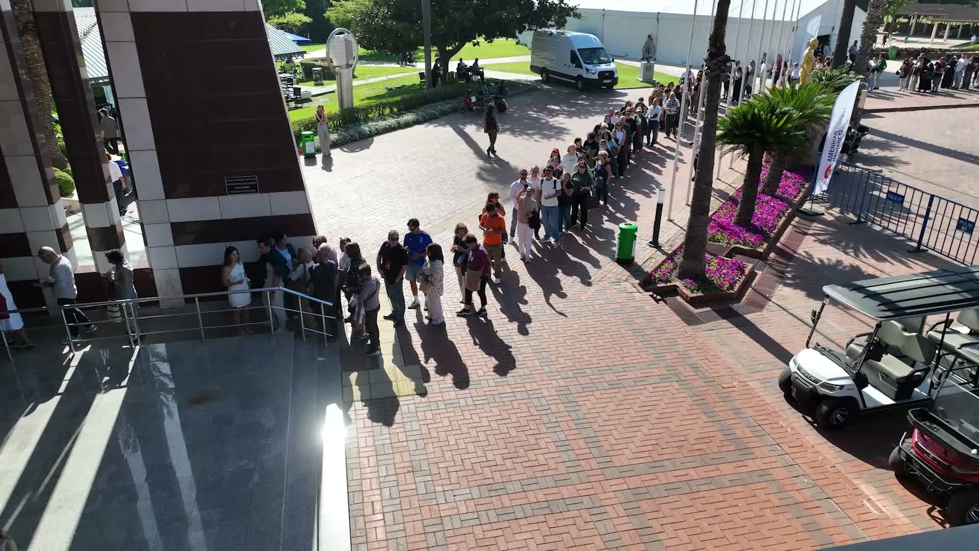 Altın Portakal'da film ekipleri seyirci karşısına çıktı