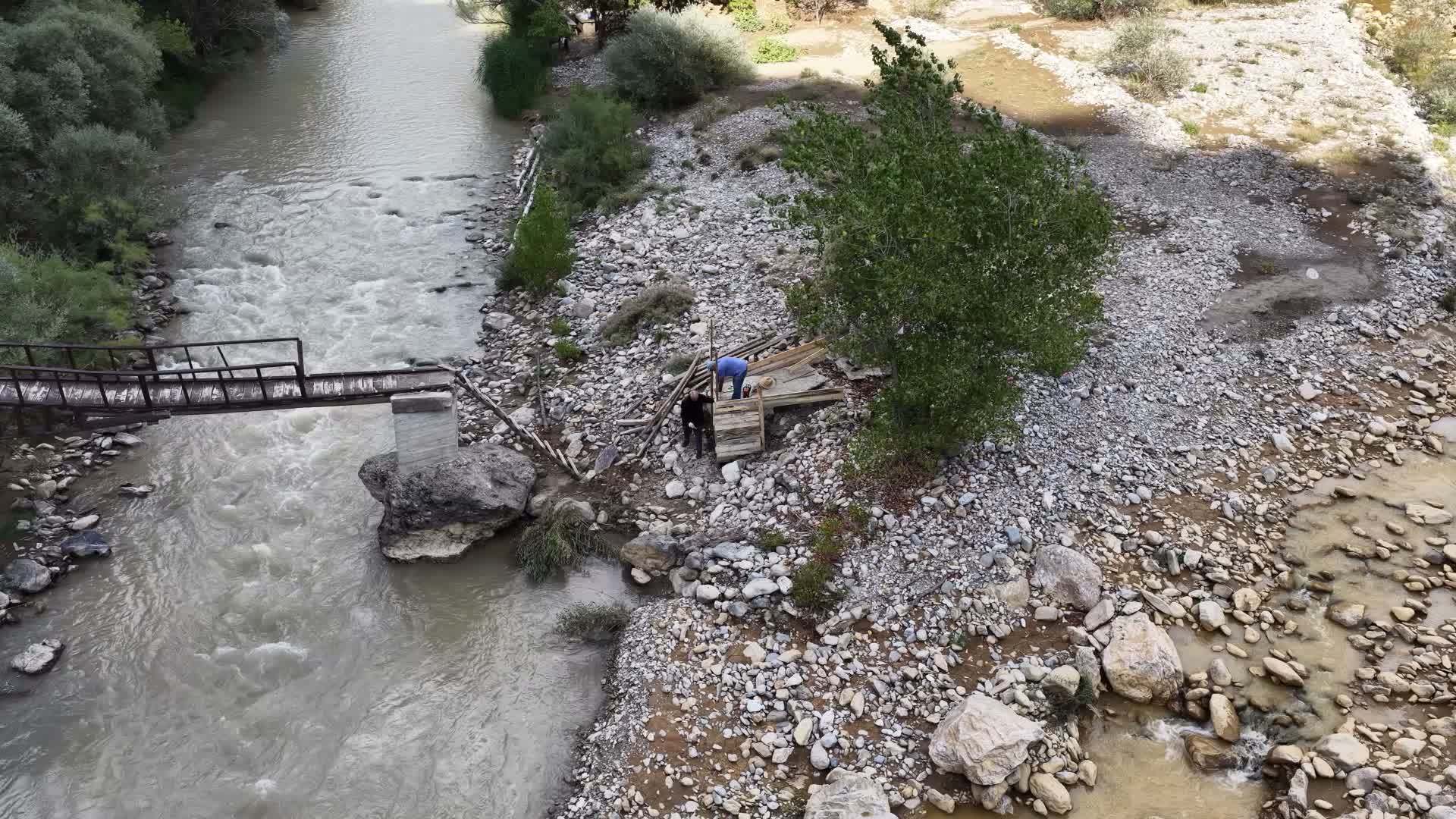 Tunceli'de köylülerin kendi imkanlarıyla yaptığı köprü selde yıkıldı: “İnsanlar aya gidiyor, biz köyümüze gidemiyoruz”