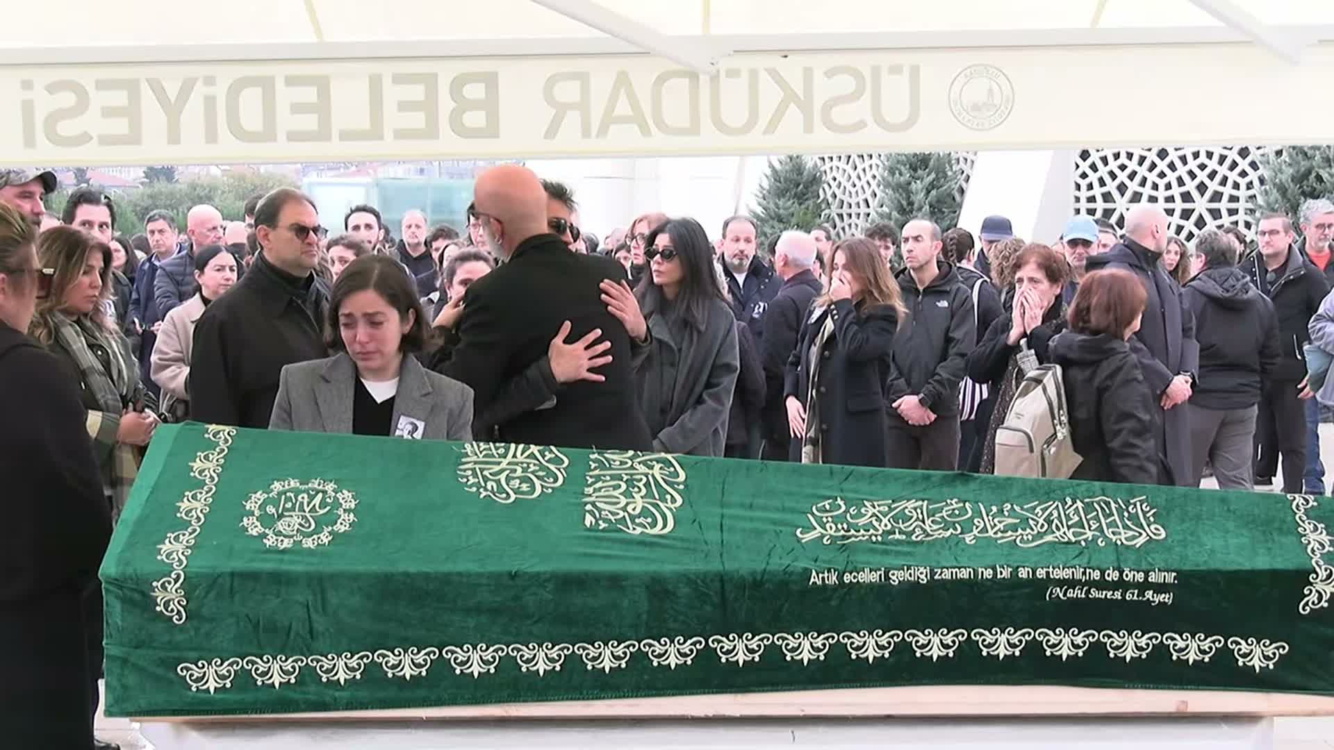 19 yaşındaki oğlunu kaybettikten 10 gün sonra yaşamını yitiren Can Yayınları Genel Yayın Yönetmeni Cem Akaş son yolculuğuna uğurlandı