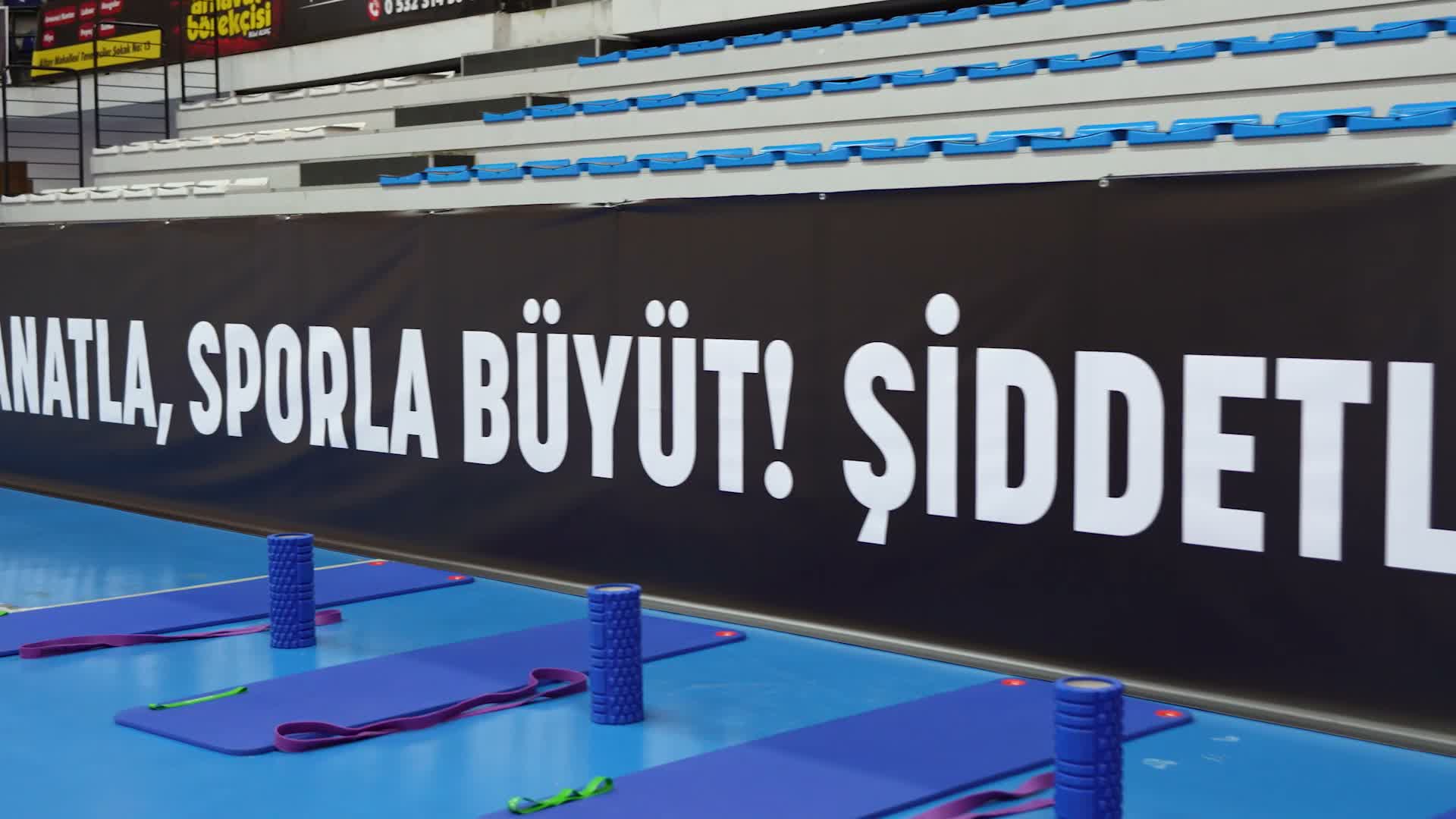 Turgutlu’da okul saldırısının ardından "çocuklara yönelik şiddete karşı" tribünlerde koreografi yapıldı