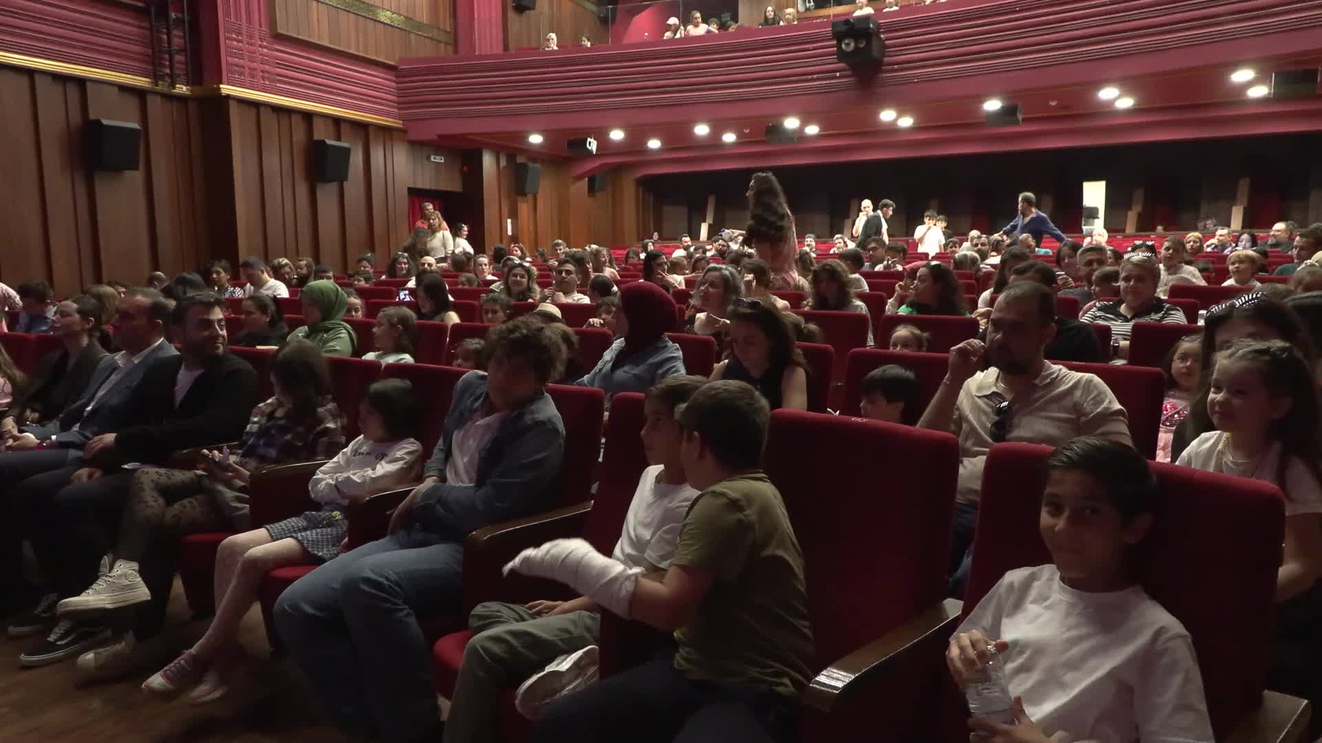 Bursa'da prömiyer heyecanı: "Birimiz Hepimiz" izleyiciyle buluştu