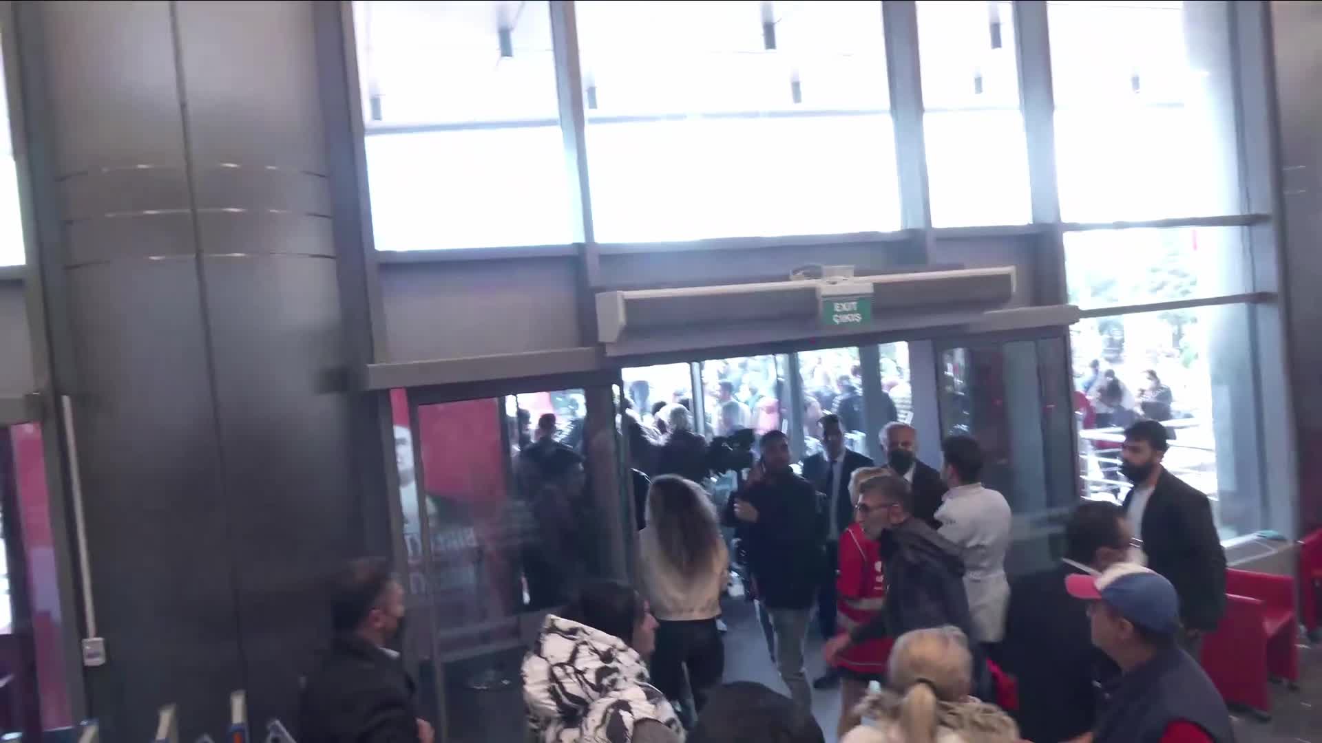 Polis, CHP Genel Merkezi'ne, demir otopark giriş kapısını kırarak girdi, biber gazı sıkıldı