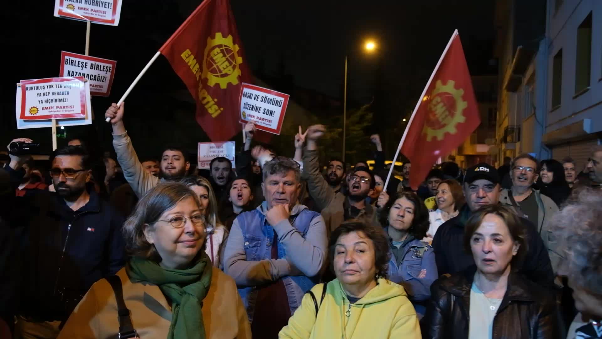 CHP Eskişehir İl Binası’na Özgür Özel posteri asıldı