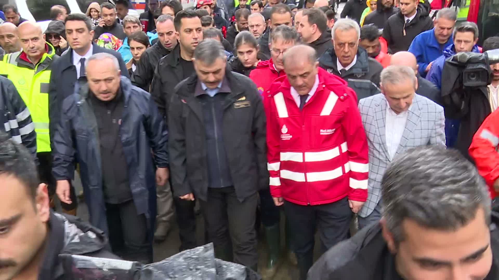 İBB Başkan Vekili Nuri Aslan, selden en çok etkilenen Ayazağa'da inceleme yaptı: Çözüm yolu üretip mutlaka milletimizin yanında olacağız"
