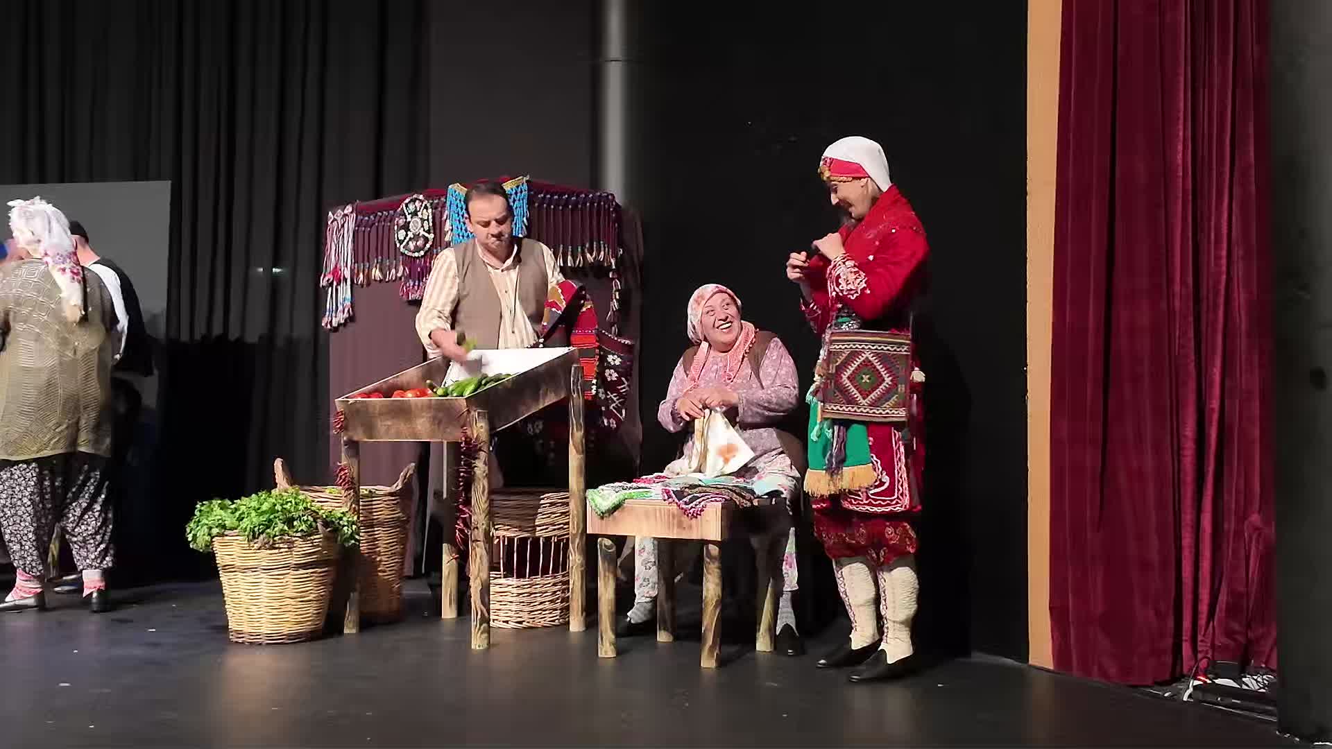 Marmaris Belediye Tiyatrosu, "Böyledir Bizim Sevdamız" ile ayakta alkışlandı